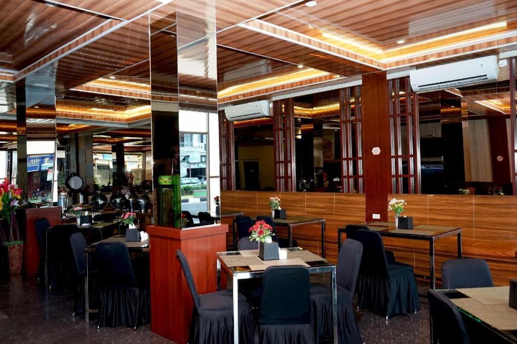 Ren'Z Hotel Pangkal Pinang Bagian luar foto
